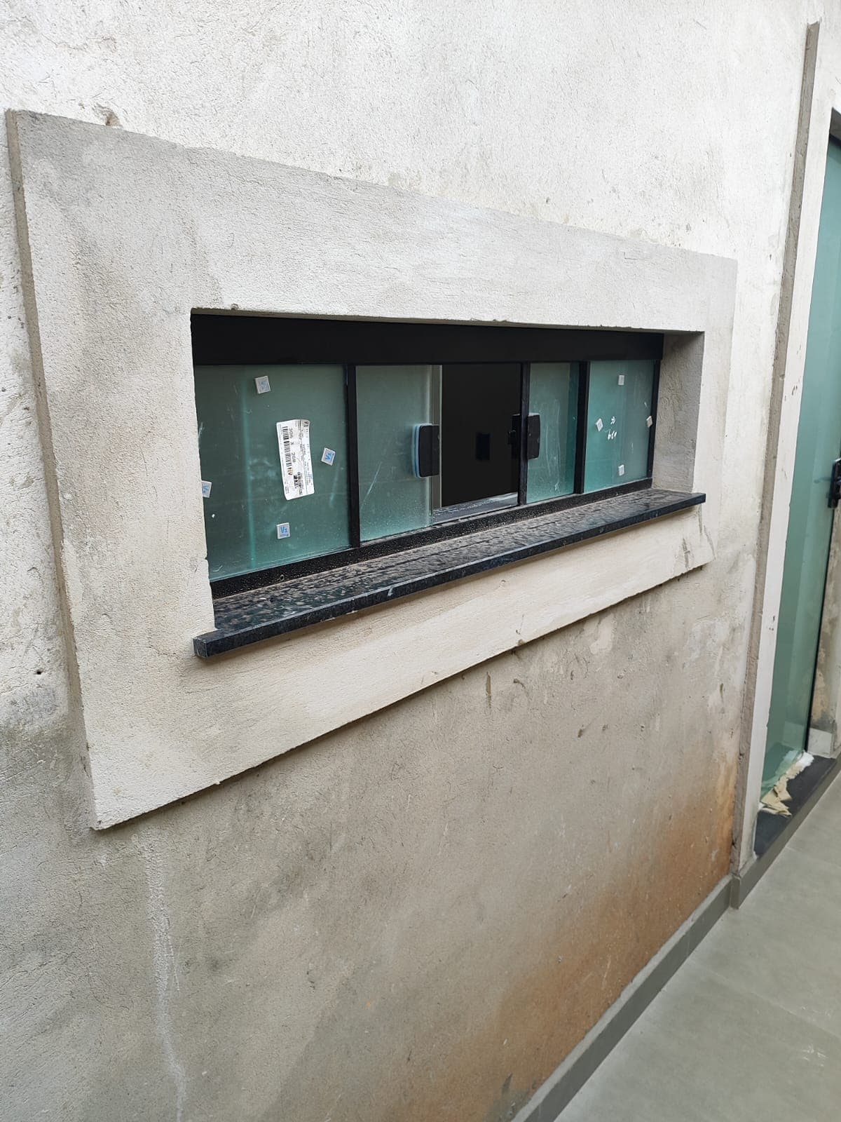 Esquadria de alumínio em fachada residencial